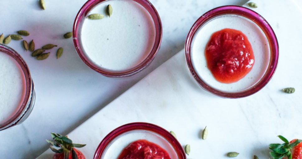 Budino alla vaniglia con salsa alle fragole e limone