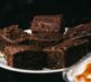 Ricetta brownies al cioccolato con salsa al caramello