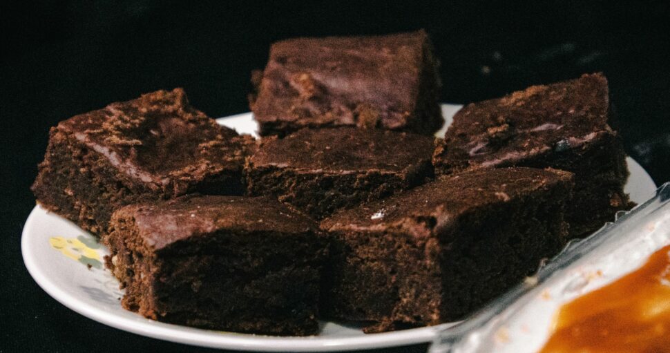 Ricetta brownies al cioccolato con salsa al caramello